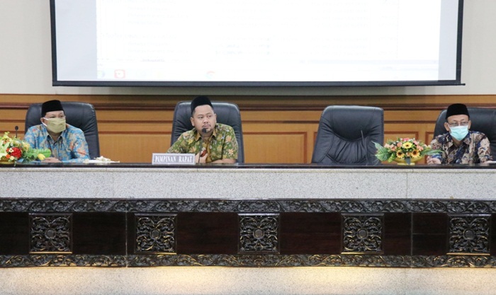 Para pimpinan DPRD Gresik ketika rapat realokasi dan refocusing APBD 2020. foto: SYUHUD/BANGSAONLINE
