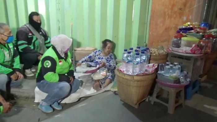 Jempol, Ojol di Ponorogo Bagikan Sembako ke Warga Miskin
