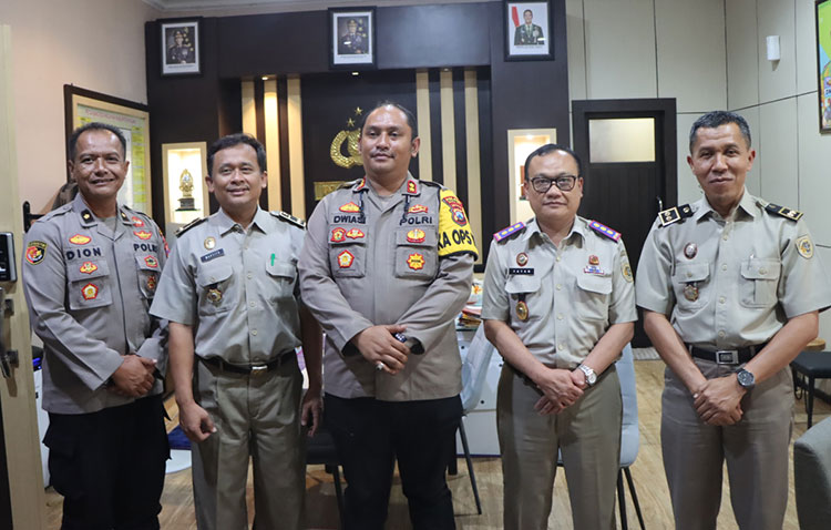 Kepala BPN Serahkan Seritfikat Tanah Polsek Widodaren kepada Polres Ngawi