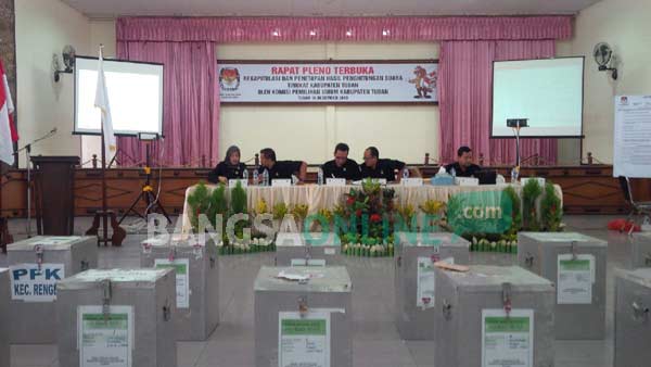 Suasana saat KPU Tuban melakukan rapat pleno rekapitulasi perolehan suara Pilkada Tuban di gedung KPK Tuban. foto: suwandi /BANGSAONLINE