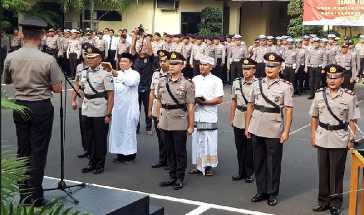Kapolres Kediri Kota AKBP Miko Indrayana saat memimpin serah terima jabatan di Mapolres Kediri Kota. foto: MUJI HARJITA/ BANGSAONLINE