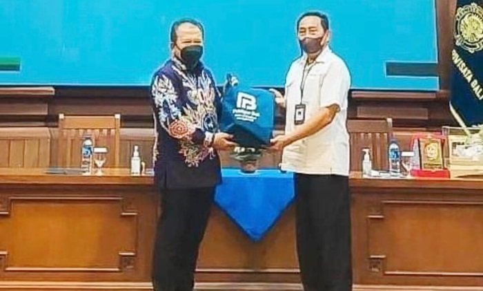 Bupati Jember Hendy Siswanto bersama Direktur Politeknik Pariwisat Bali Ida Bagus Putu Puja.
