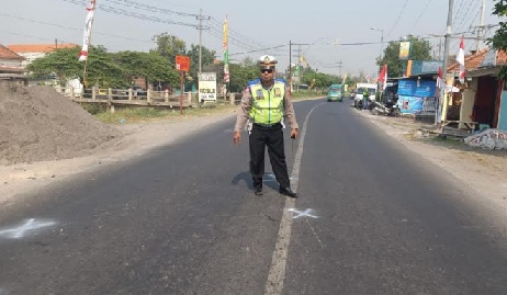 Kanit Laka Satlantas Polresta Sidoarjo AKP Sugeng Sulistiyono ketika melakukan olah TKP.