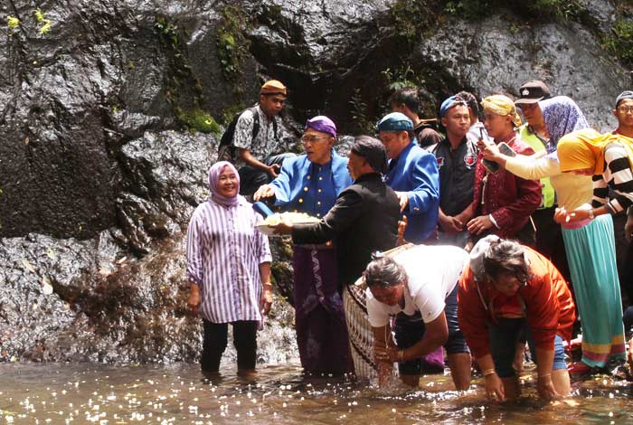 Jaga Kelestarian Wisata Air Terjun Sedudo Lewat Prosesi Siraman