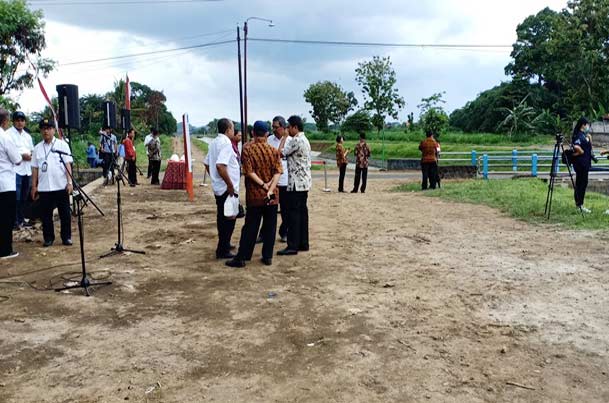 Persiapan penyambutan Jokowi di proyek pengendalian banjir di Kali Bogel, Kecamatan Sutojayan, Blitar.
