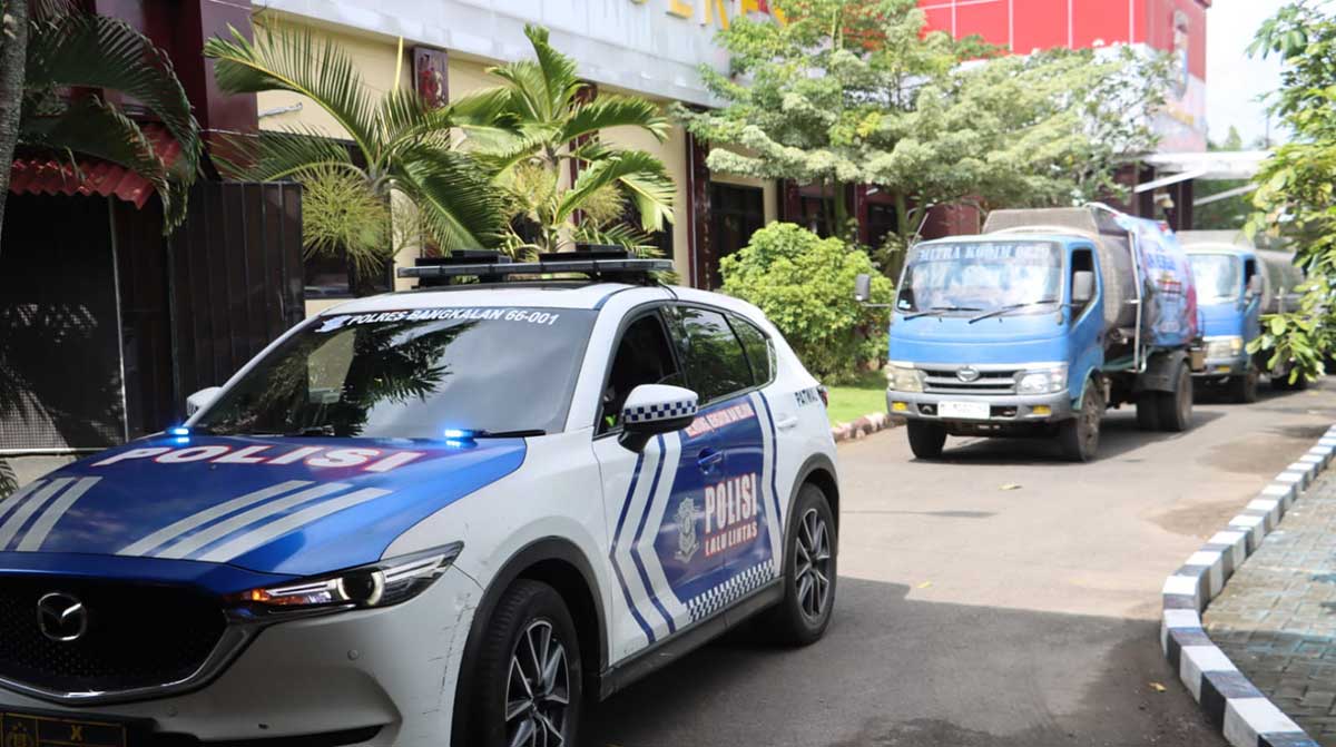 Sambut Hari Bhayangkara ke-80, Polres Bangkalan Salurkan Air Bersih dan Alat Pertanian