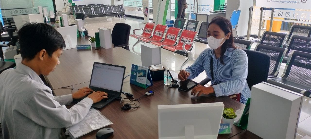 Petugas saat melayani salah seorang peserta BPJS Kesehatan. (Ist)
