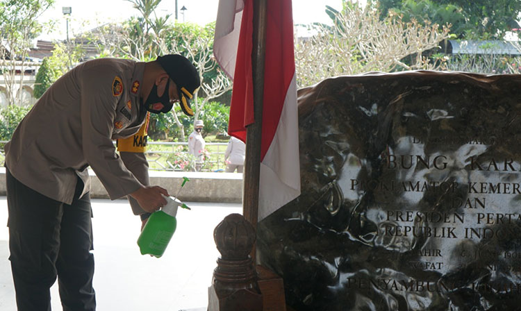 Jelang HUT Kemerdekaan RI ke-75, Polisi di Blitar Bersih-Bersih Makam Bung Karno