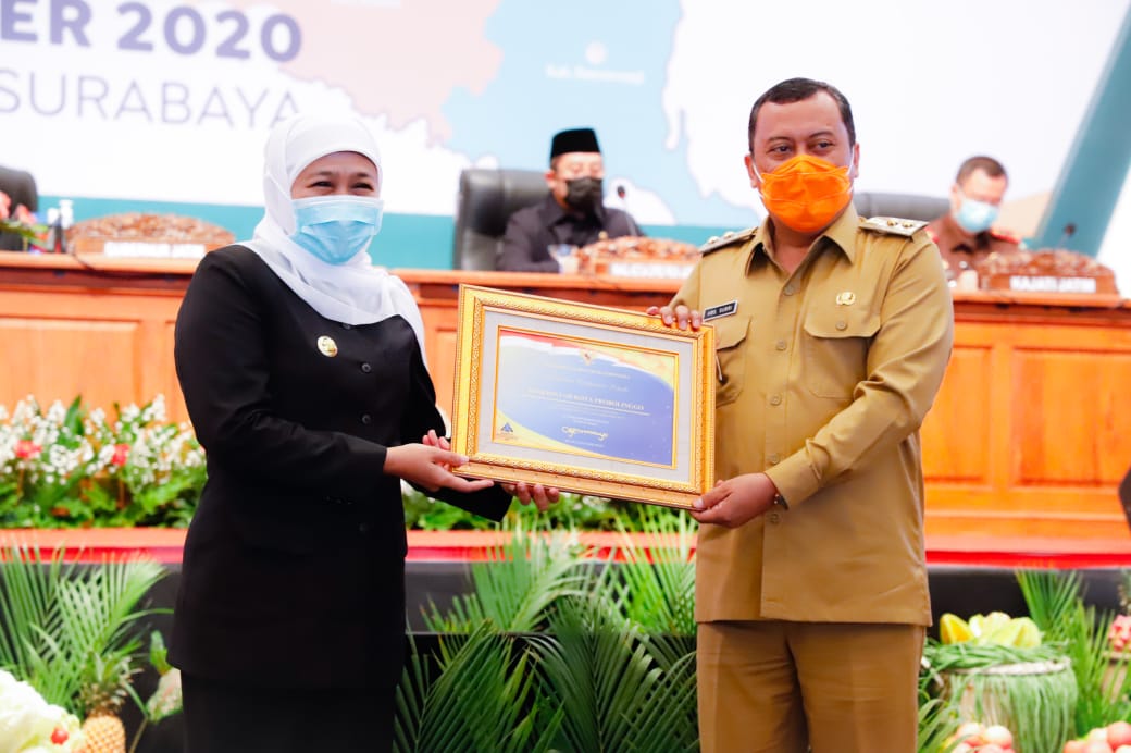 Gubernur Jawa Timur Khofifah Indar Parawansa dan Wakil Wali Kota Probolinggo H. M. Soufis Subri dalam suara acara. foto: ist