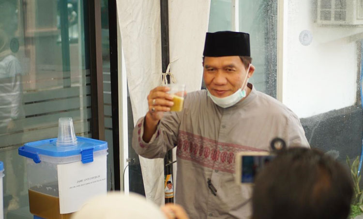 RESEP KELUARGA: Bambang Haryo Soekartono (BHS) menunjukkan Jamu Anti Covid-19 saat menggelar donor darah di Posko BHS, Senin (13/4) lalu. foto: ist
