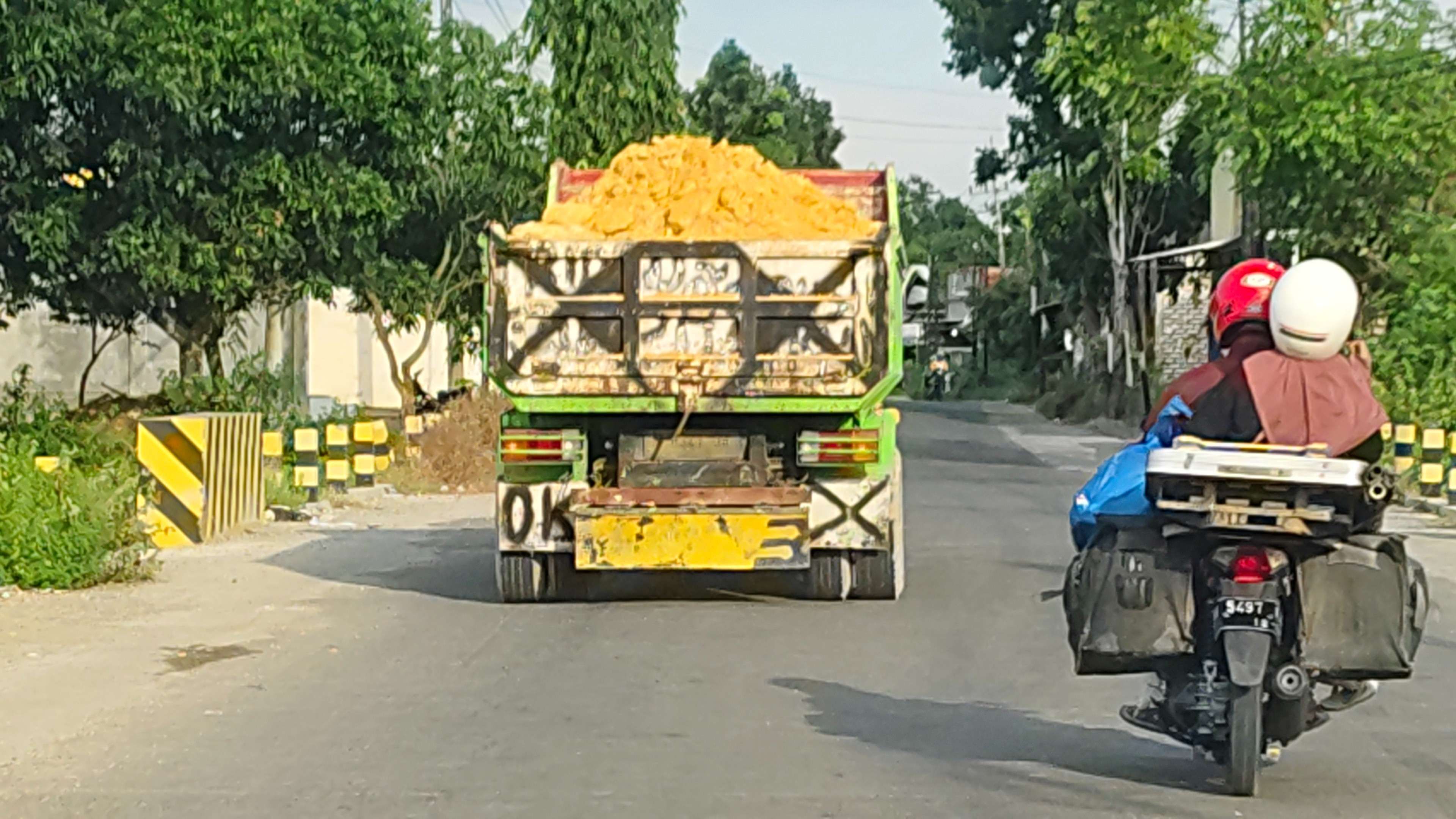 Lalu Lalang Truk Bak Terbuka Muatan Sirtu Mulai Resahkan Pemotor di Sampang