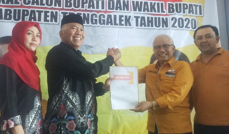 Eko Yuhono (kiri) didampingi istrinya saat mengembalikan formulir pendaftaran bacabup di Sekretariat DPC Partai Hanura. foto: HERMAN/ BANGSAONLINE