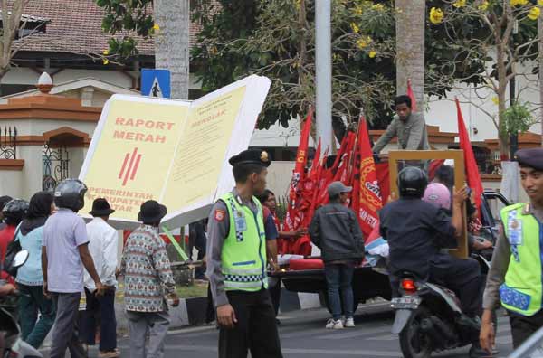 FPPM saat menggelar aksi di Pemkab Blitar. foto: tri susanto/BANGSAONLINE