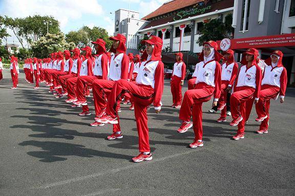 Pakibraka Surabaya sedang latihan baris berbaris.