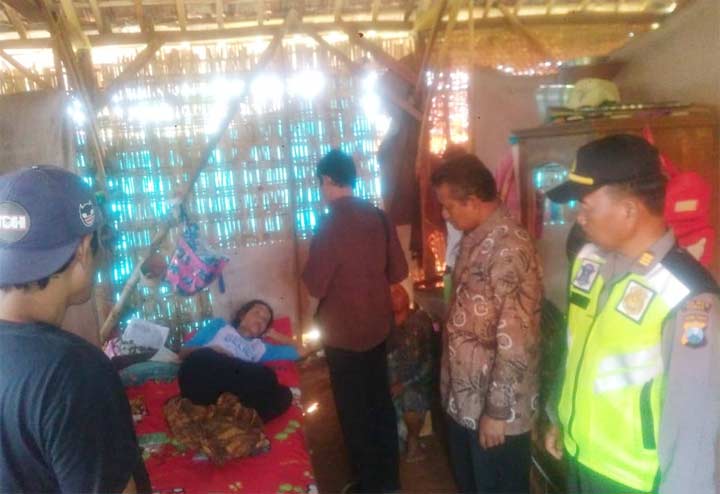Korban saat menjalani pemeriksaan awal sebelum dibawa ke rumah sakit.