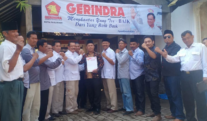 Tampak Ayik Suhaya memakai batik peci hitam berjabat tangan dengan Ketua DPC Partai Gerindra Akhmad Zubaidi.