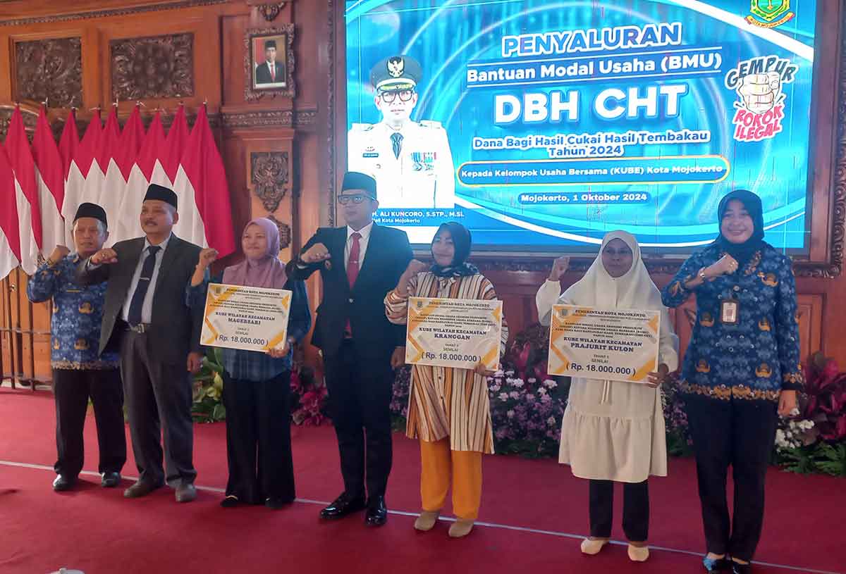 Tingkatkan Ekonomi Rakyat, Pj Wali Kota Mojokerto Salurkan Bantuan Modal Usaha