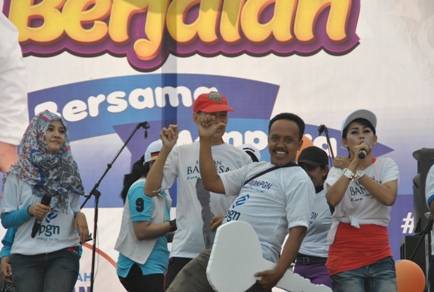 YESSSSS - Pemenang mobil berjoget gembira merayakan keberuntungannya mendapatkan grand prize satu unit mobil Daihatsu Ayla. foto: satria/BANGSAONLINE
