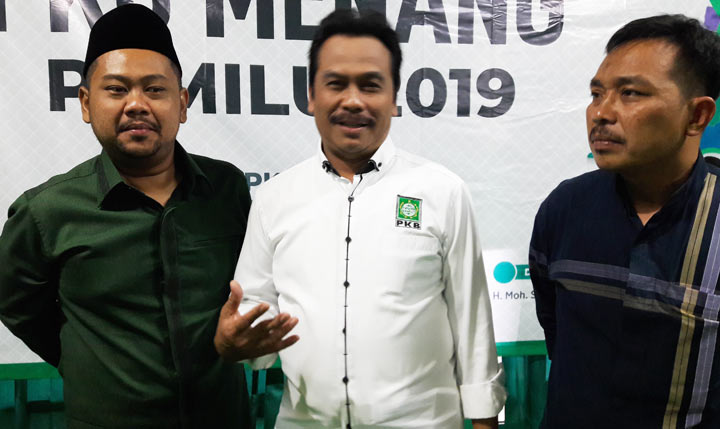 Ketua PKB Gresik Moh. Qosim (tengah) saat tasyakuran kemenangan PKB di Pileg, beberapa waktu lalu.