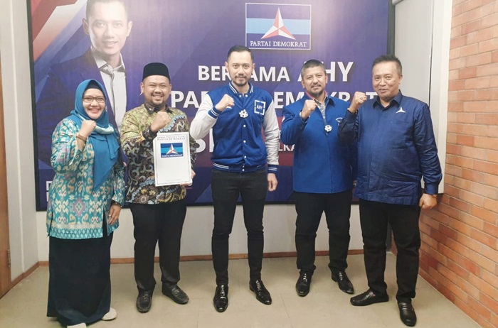 Gus Yani dan Ning Min foto bersama Ketum DPP PD AHY dan Ketua PD Gresik Eddy Santoso usai menerima rekom. foto: ist.