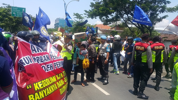 Rekannya Dituntut 7 Bulan, Puluhan Buruh Demo Kejari Kabupaten Pasuruan