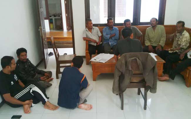 Somin, Kusnan dan Wario saat menceritakan kronologi penyerobotan lahan di balai wartawan. foto: SUWANDI/ BANGSAONLINE