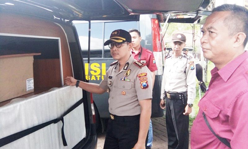 Kapolres Batu AKBP Harviadhi Agung Prathama melakukan pengecekan kendaraan dinas jajaran di Mapolres Batu, Rabu (11/12).