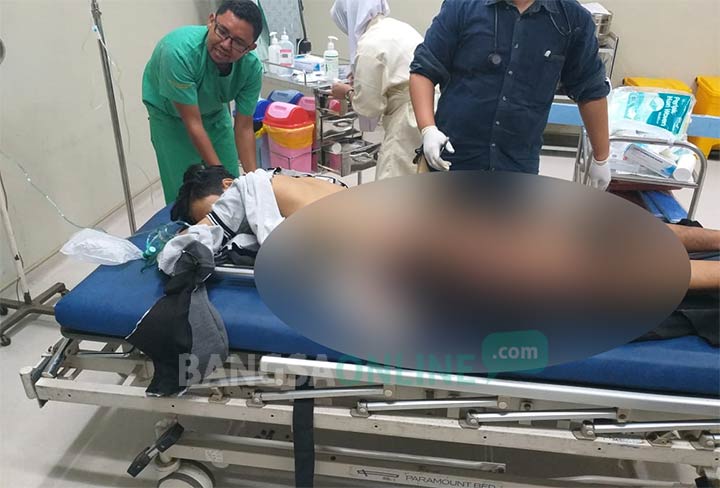 Kondisi korban saat mendapatkan perawatan di RSUD Bangil. foto: SUPARDI/ BANGSAONLINE
