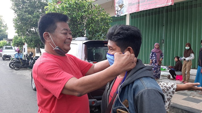 Dukung Program Pemerintah, De Anwar dan Relawan Bagi-bagi Masker ke Masyarakat