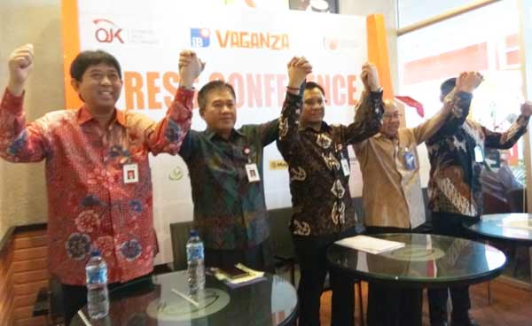 Jajaran pimpinan OJK dan juga perwakilan dari perbankan syariah saat jumpa pers. foto: ARIF K/ BANGSAONLINE