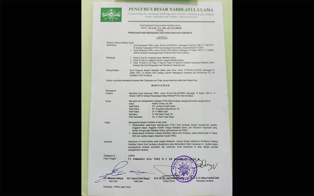 Surat Keputusan PBNU yang berisi tentang pembekuan PCNU Kota Surabaya dan penunjukan karteker.