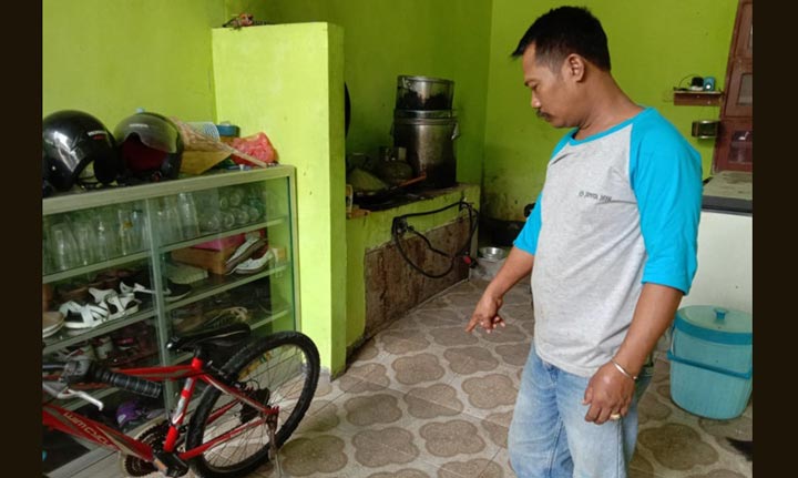 Pemilik menunjukan lokasi sepeda motornya sebelum hilang digondol maling.