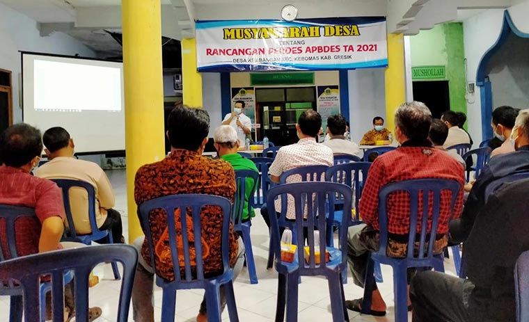 Kades Kembangan Ngadimin (berdiri) saat memberikan penjelasan dalam rapat lanjutan dengan Ketua RW dan RT membahas soal insentif. foto: ist.