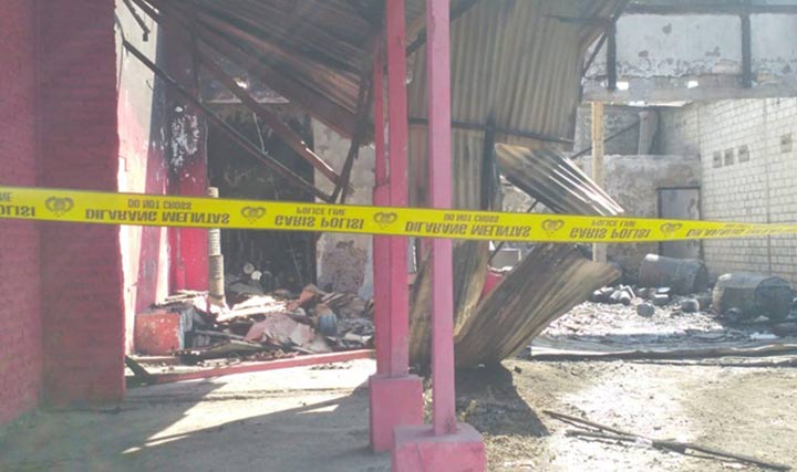 Polisi memasang police line di lokasi kebakaran.
