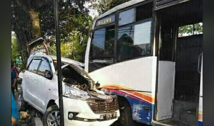 Bus Gunung Mas Seruduk Mobil Parkir di Ngawi