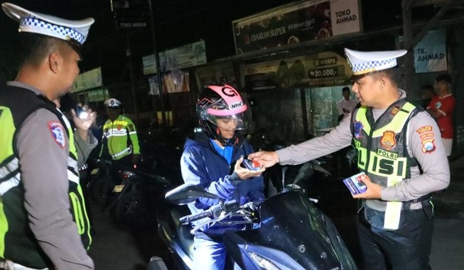 Gelar Razia, Polres Bangkalan Beri Hadiah ke Pengendara Motor yang Taat Lalu Lintas