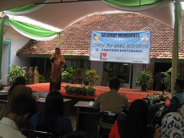 Peserta lomba ibu hamil bercerita sedang menceritakan kehamilannya di hadapan dewan juri.foto:fransiscus wawan/BANGSAONLINE