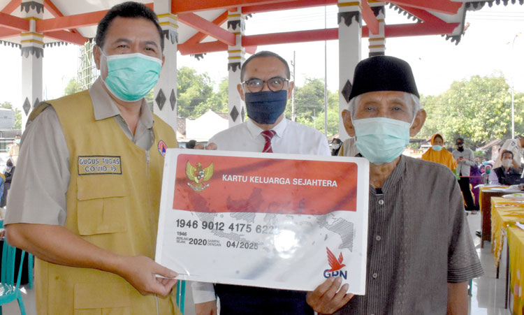 Bupati Pungkasiadi ketika menyerahkan bantuan kepada warganya.