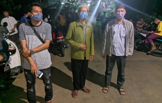 Warga setempat saat membantu pencarian.