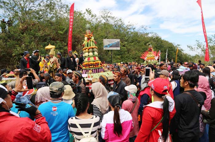 Masyarakat saat mengikuti prosesi larung sesaji di gunung Kelud. foto: Dinas Kominfo.