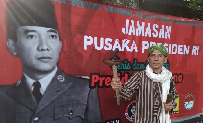 Ketua Harian Situs Ndalem Pojok Persada Soekarno Kediri, Kushartono, saat memegang keris dan tombak, pusaka milik Bung Karno usai dijamas. (Ist).