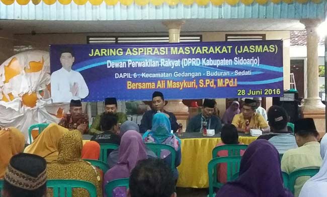 TAMPUNG KELUHAN: Anggota DPRD Sidoarjo Ali Masykuri saat menggelar reses, di Desa Entalsewu Kecamatan Buduran, Selasa (28/6). foto istimewa