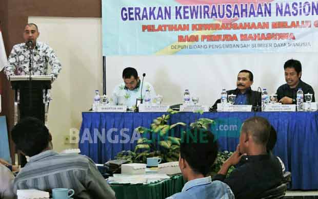 Ir. Nasim Khan memberikan pengarahan pada peserta pelatihan. foto: HADI PRAYITNO/ BANGSAONLINE