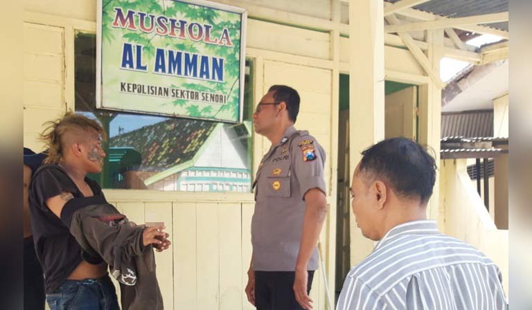 Anggota Polsek Senori ketika menyapa dan membina dua anak punk yang masuk musala dengan bermain gitar.