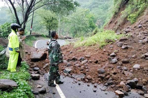 Tertimbun Longsor, Jalur Trenggalek-Ponorogo Lumpuh