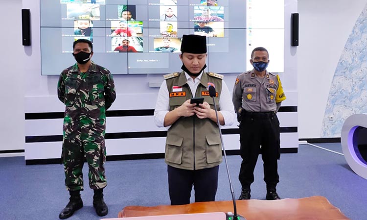 Bupati Arifin saat menyampaikan rilis pers terkait penambahan pasien positif Covid-19 dari Smart Center Pendopo Trenggalek. foto: HERMAN/ BANGSAONLINE