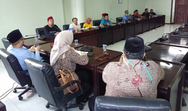 Hearing pemilik kios pasar baru Tuban dengan DPRD.