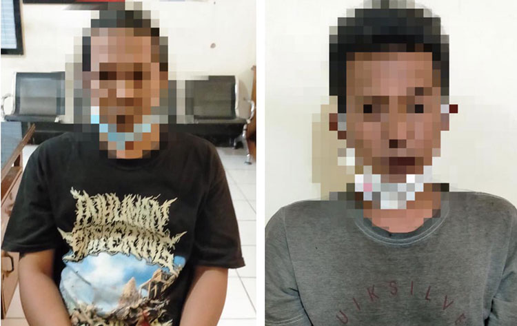 Kedua tersangka saat diamankan di Mako Polres Kediri Kota. (foto: ist)