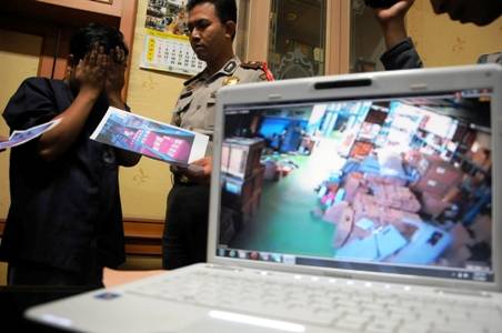 Pegawai Gudang Tilep Onderdil Mobil
