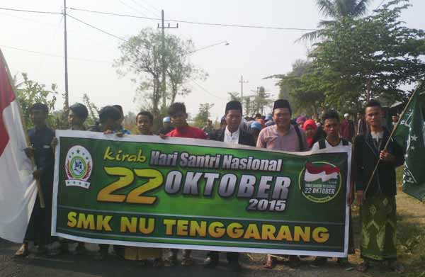 Para siswa SMK NU Bondowoso saat kirab peringati Hari Santri Nasional. foto: sugiyanto/BANGSAONLINE
